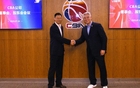丟臉！新任CBA董事長選秀大會(huì)念錯(cuò)名，與肖華差距大。